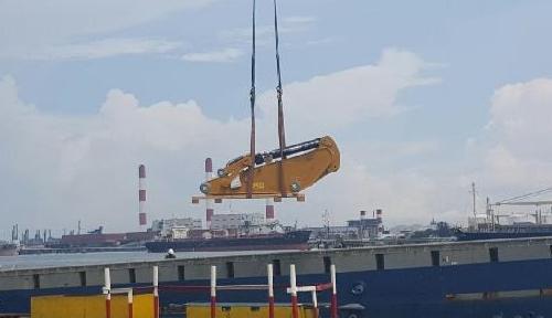 Cuchi Ship CAT Excavators from Singapore to Vietnam