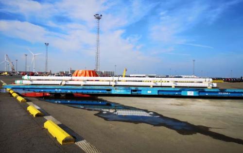 Europe Cargo with Loading of Pipes