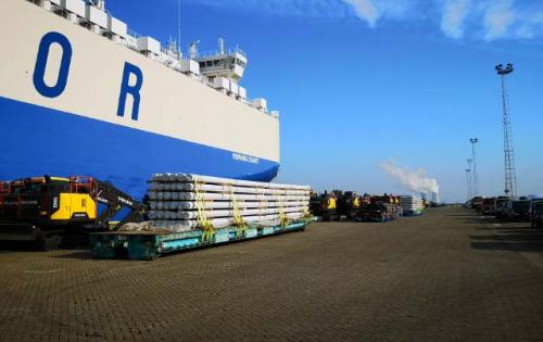 Europe Cargo with Loading of Pipes