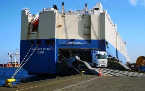 Europe Cargo with Loading of Pipes